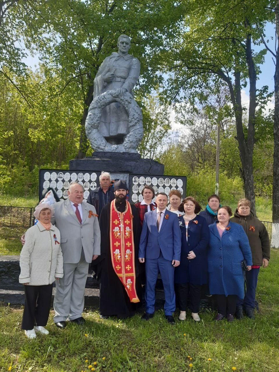 В День Победы отдали дань уважения всем солдатам, не вернувшимся с войны, всем, кто погиб в боях, защищая Родину..