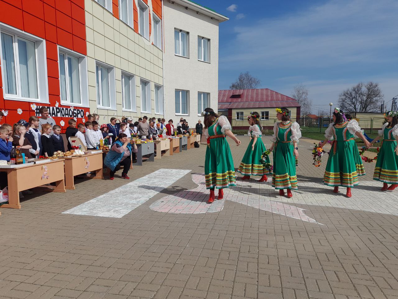 В школе с.Верхнее Кузькино прошла традиционная благотворительная ярмарка «Весенние цветы».
