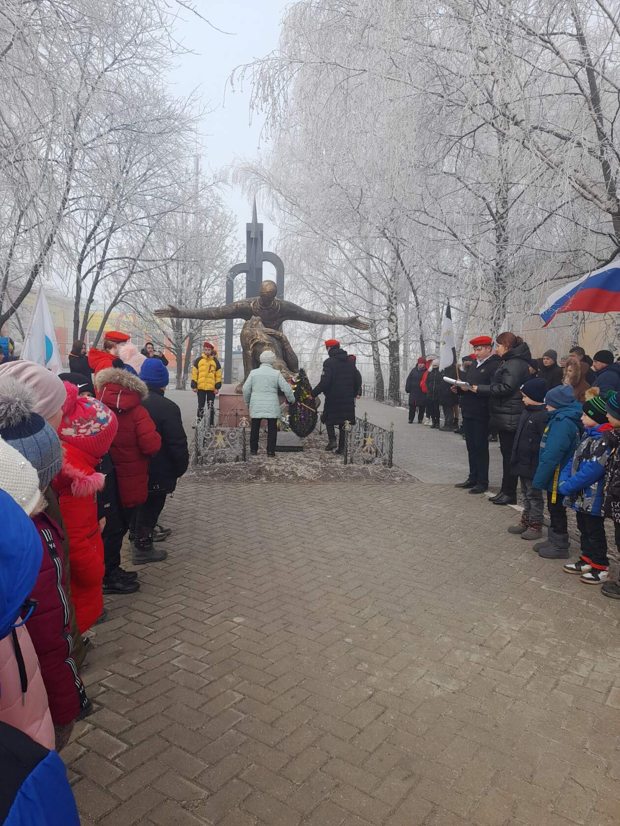 В преддверии празднования 80-й годовщины освобождения Чернянского района от немецко-фашистских захватчиков в с.Верхнее Кузькино прошло торжественное возложение венка у памятника &quot;Скорбящей матери&quot;.