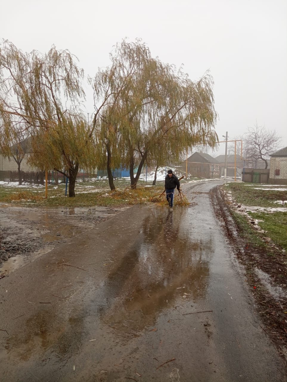 На территории Прилепенского сельского поселения продолжаются работы по уборке сломанных деревьев и опавших веток на тротуарах и дорогах.