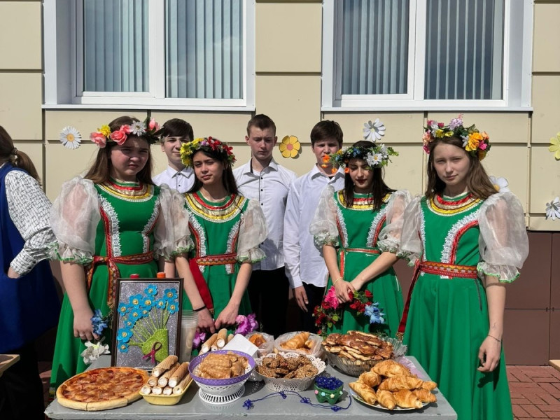 В школе с.Верхнее Кузькино прошла традиционная благотворительная ярмарка «Весенние цветы».